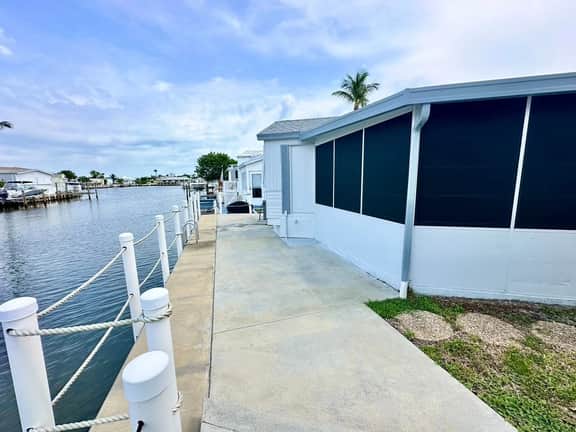 Seaside Haven Bungalow (V720)