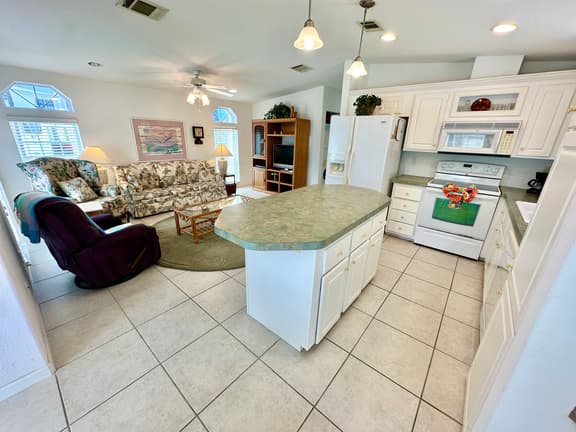 Ocean Breeze Hideaway (V828)